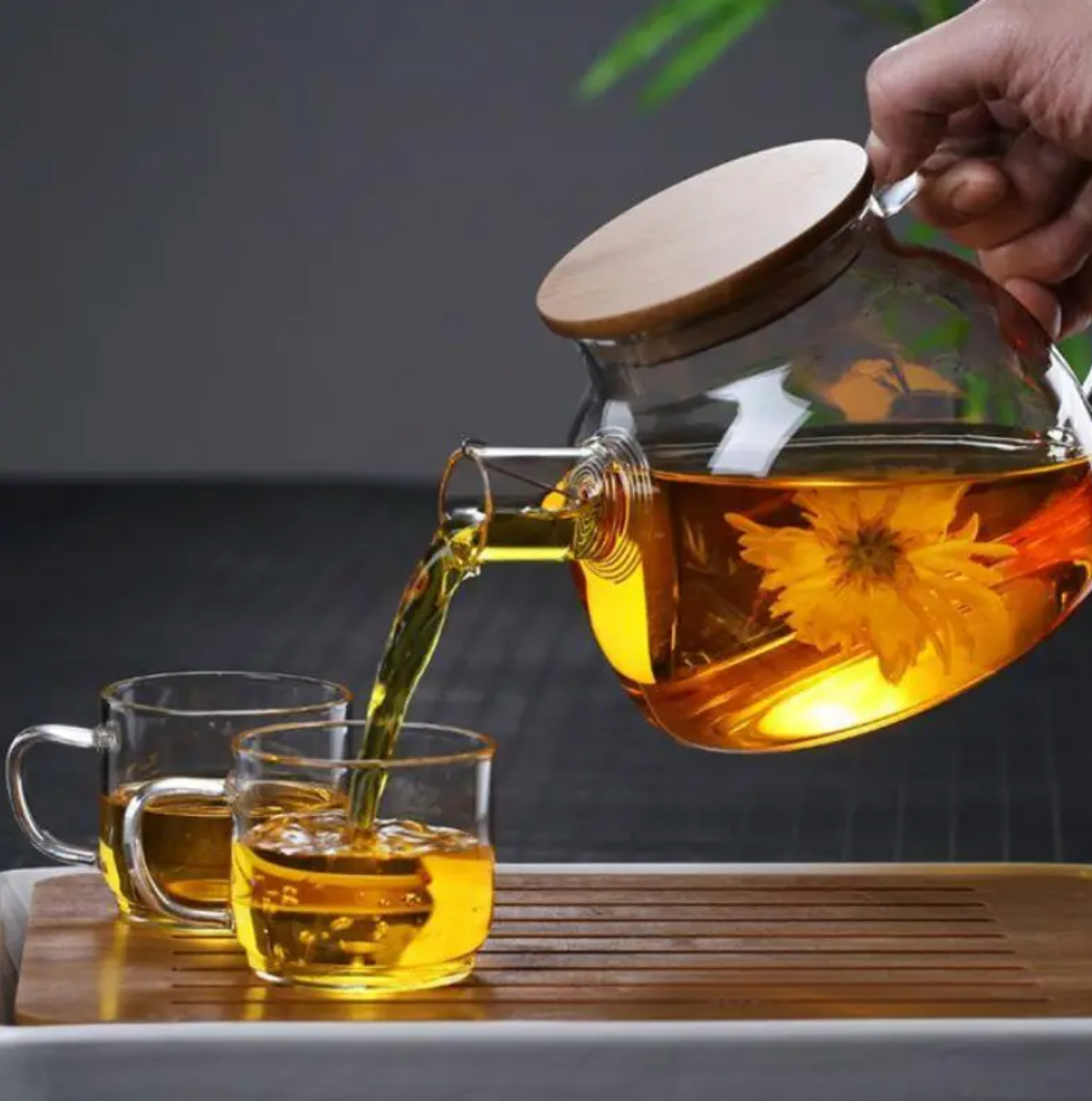 High quality borosilicate glass teapot with strainer, bamboo lid and 20oz capacity,